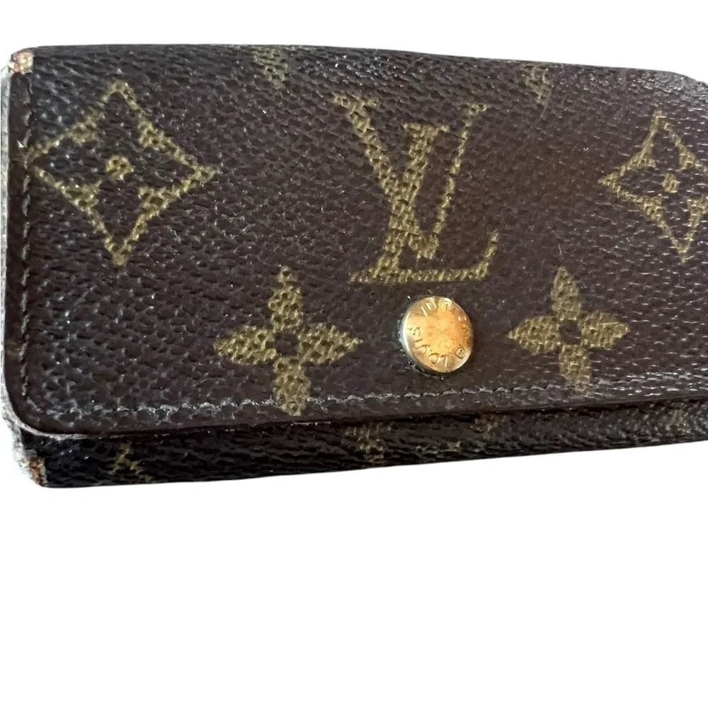 Louis Vuitton 4 Key Holder, Pre- Loved. Good condition!